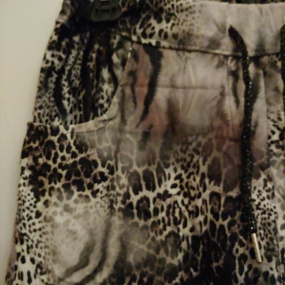 Tempo Paris Black, Grey and Brown Leopard Pattern Hogger Pockets. M - Picture 9 of 12